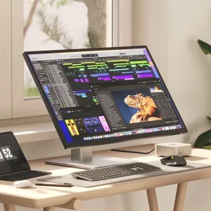 ALOGIC Clarity 32-Zoll-6K-Touchscreen-Monitor mit klappbarem Standfuß auf einem Schreibtisch in einem kreativen Arbeitsbereich
