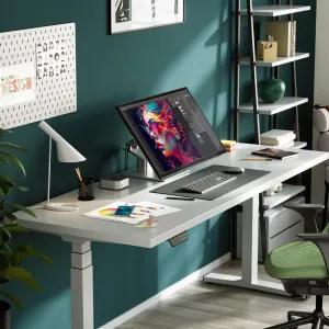 Alogic Clarity 32-Zoll-6K-Touchscreen-Monitor auf klappbarem Standfuß in einem kreativen Homeoffice-Arbeitsbereich
