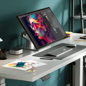 ALOGIC Clarity 6K-Touchscreen-Monitor auf einem Klappständer mit digitalem Kunst-Arbeitsbereich auf einem Schreibtisch