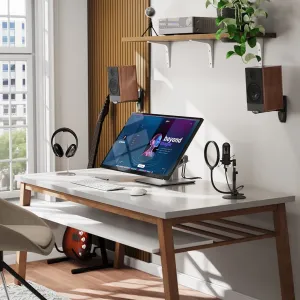 ALOGIC Clarity 6K-Touchscreen-Monitor auf einem Klappständer in einer kreativen Homeoffice-Einrichtung