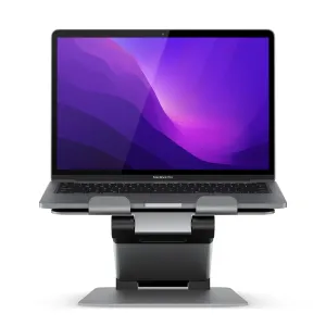 Verstellbarer ALOGIC Elite Plus-Laptopständer mit einem MacBook Pro auf einer stabilen Basis in Space Grau
