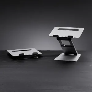 Alogic Elite Plus verstellbarer Laptop-Ständer in Space Grau, aufrecht und zusammengeklappt vor einem Studiohintergrund dargestellt