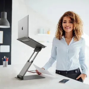 Verstellbarer ALOGIC Elite Plus Laptop-Ständer in Space Grau, der einen geöffneten Laptop auf einem Schreibtisch hält