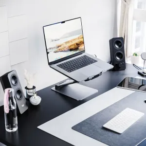 Der verstellbare ALOGIC Elite Plus Laptopständer hebt einen geöffneten Laptop auf einer stabilen Metallbasis an.