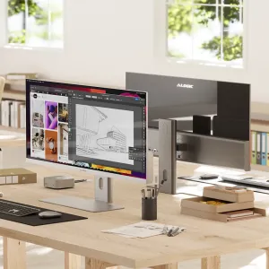 Alogic Edge 5K ultrabred skærmopsætning på et moderne skrivebord med en sølvfarvet skærm med tynd ramme