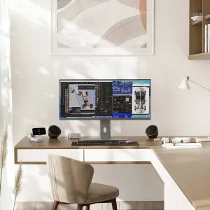 På et skrivebord står en ALOGIC 40-tommers ultrabred 5K-skærm, som viser flere designvinduer i et moderne hjemmekontor.