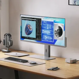 Alogic Edge 5K 40-tuumainen ultralaajakuvanäyttö hopeanvärisenä työpöydällä, näytöllä suunnittelutyötilan käyttöliittymä.