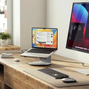 ALOGIC Elite 360 Laptop-Drehständer mit silbernem Laptop, drehbarem Fuß und erhöhter Plattform auf einem Schreibtisch