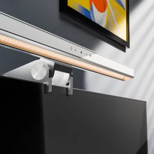 Silberne Alogic Monitor-Lichtleiste mit integrierter Kamera, über einem Display für Videokonferenzen montiert