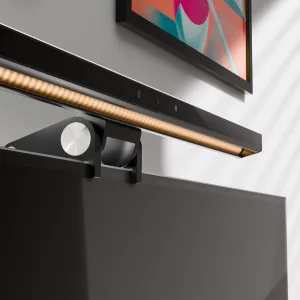 Alogic Illuminate Lichtleiste mit 4K-Autofokuskamera, an einem Monitor montiert, mit warmer LED-Beleuchtung