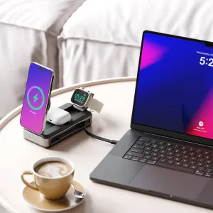 ALOGIC Roam Powerbank lädt ein Smartphone, eine Smartwatch und Ohrhörer neben einem Laptop auf einer Tischplatte