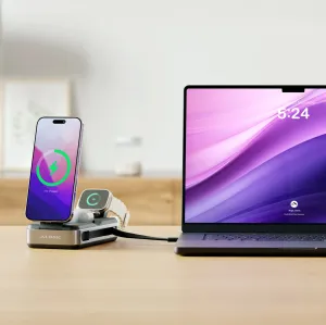ALOGIC Roam Powerbank lädt ein Smartphone, eine Smartwatch und einen Laptop auf einem Schreibtisch mit integriertem Kabel