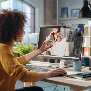 ALOGIC Clarity Pro Touch 27 tuuman 4K-kosketusnäyttö, jossa on sisäänvedettävä verkkokamera, kuvassa kuvankäsittelytyöpisteessä