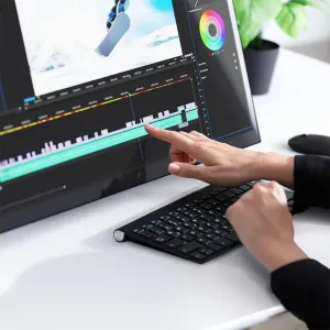 ALOGIC Clarity Pro Touch 27-tuumainen 4K-kosketusnäyttö työpöydällä, jossa näkyy videoeditointiohjelmisto