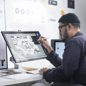ALOGIC Clarity Pro Touch 27-tuumainen 4K-kosketusnäyttö säädettävällä jalustalla, käytössä luovassa suunnittelutyössä