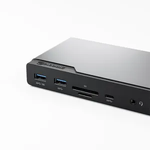 ALOGIC USB-C dokkimisjaam eesmiste USB-A-portide, kaardipesade ja helipesaga, kujutatud kosmosehallis värvitoonis