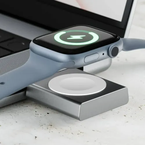 ALOGIC Matrix Apple Watch-laddare ansluten via USB-C till laptop, med klocka vilande på den runda vita magnetiska laddytan.