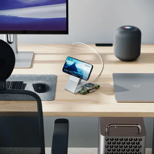 3-i-1 ladestativ i sølv med magnetisk holder for telefonen i liggende modus og integrert Apple Watch-puck på basen.