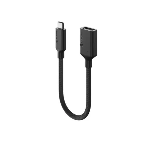 Trumpas juodas USB-C ir USB-A adapterio kabelis su pintu apvalkalu, kairėje pusėje - USB-C vyriškasis, dešinėje - USB-A moteriškasis, žiūrint iš priekio.
