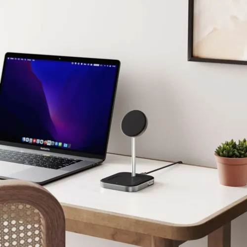 MagSpeed 2‑i‑1 laddningsstation i matt svart med rund magnetplatta på stång, rektangulär bas med LED och kabel på bord.