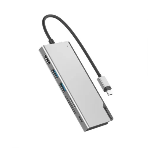 Kosminio pilko metalo USB-C dokas su fiksuotu kabeliu; šone yra HDMI, du USB-A, SD ir microSD kortelių lizdai ir USB-C prievadas.