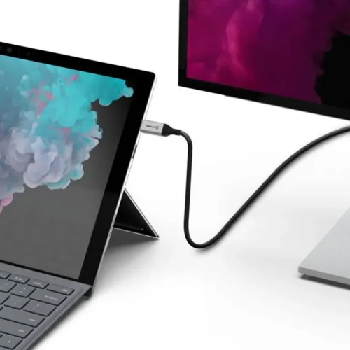 Alogic Ultra Mini DisplayPort till DisplayPort-kabel, silvergrå, ansluten mellan en surfplatta med stöd och en bildskärm.