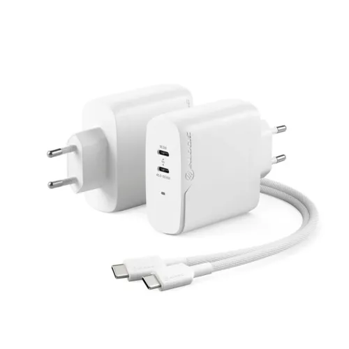 ALOGICs to hvite veggladere med EU-kontakt, to USB-C-porter og LED, samt flettet USB-C til USB-C-kabel i forgrunnen.