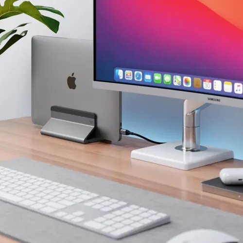 Verstellbarer Alogic Bolt Laptop-Ständer, der ein MacBook aufrecht hält und ergonomische Unterstützung am Schreibtisch bietet