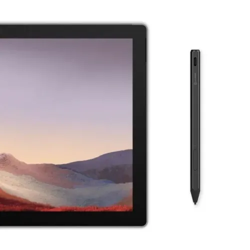 ALOGIC styluspenna i svart med platt profil, sidoknapp, toppöppning och fin spets, visad bredvid en surfplattas skärm.