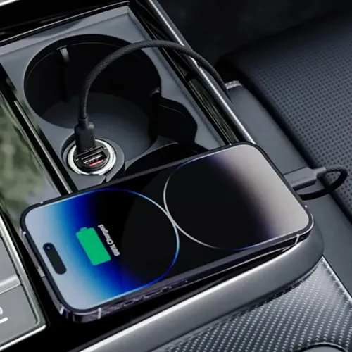 ALOGIC-autolaturi, jossa on USB-C ja USB-A keskikonsolin 12 V:n pistorasiaan; kompakti lieriön muotoinen, kaapeli kytkettynä ja puhelin vieressä.