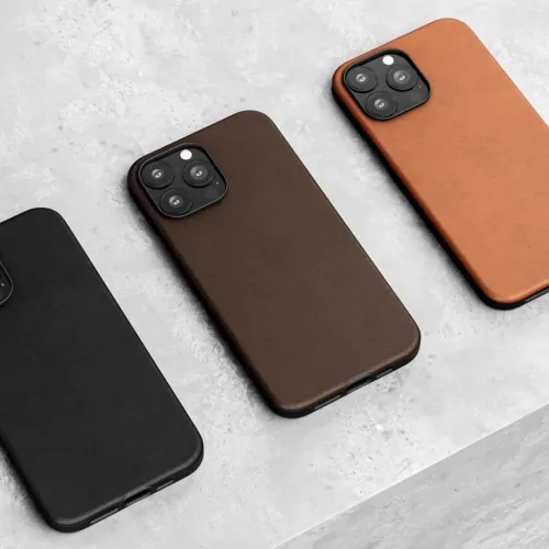 Nahast ümbris iPhone 13 Pro Maxile on musta, tumepruuni ja pruuni värvi, õhukese profiili, avatud alumise serva ja kõrgendatud kaameraraamiga