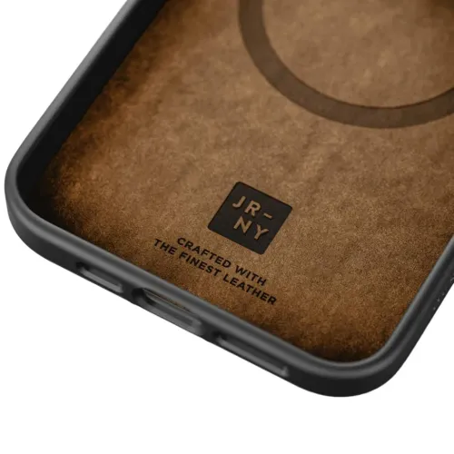 Nahast ümbris iPhone 13 Pro Maxi jaoks pruunikaspruuni värvi, näidatud seestpoolt trükitud MagSafe rõnga, JRNY ja väljalõigetega nuppude jaoks.