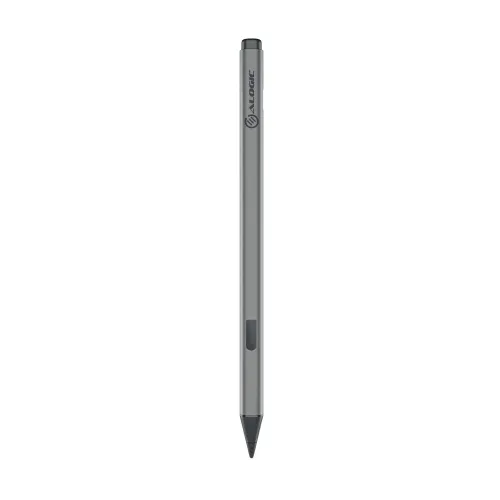 "ALOGIC Clarity Active Stylus Pen 2" grafito pilkos spalvos plonas rašiklis su juodu antgaliu, pailgu šoniniu mygtuku ir logotipu, vaizdas iš priekio.