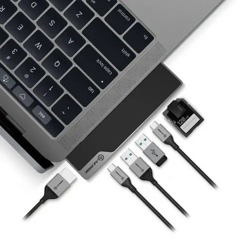 ALOGIC Ultra USB-C Dock NANO Gen 2 koblet til en bærbar PC med USB-kabler og SD-kort på en hvit bakgrunn