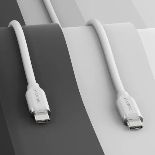 ALOGIC balts USB-C kabelis ar diviem USB-C savienotājiem, izliekts uz tumši pelēkām un gaiši baltām svītrām diagonālā fonā.