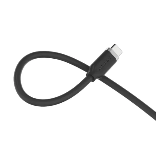 Melns USB-C kabelis ar USB-C no ALOGIC cilpas formā uz balta fona, tuvplāns USB-C savienotājam ar logotipu uz metāla uzmavas.