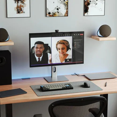Alogic Clarity Pro 27-tolline 4K monitor hõbedasel jalal, sisseehitatud veebikaameraga kodukontori töökohal