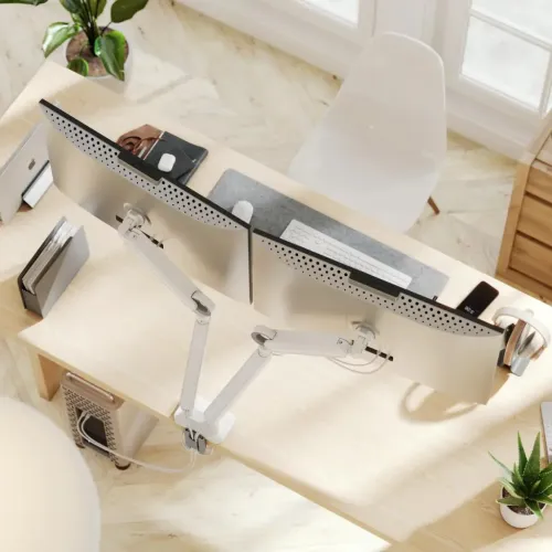 ALOGIC Clarity Max 32-tommers skjerm på hvitt dobbelt armlen, sett bakfra med toppgitter og diskret kabelføring på baksiden.