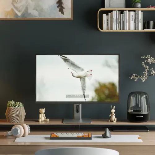 ALOGIC Clarity Max-skjerm med tynne rammer på metallstativ med kabelsløyfe, sett fra forsiden av skrivebordet i hjemmekontormiljø.