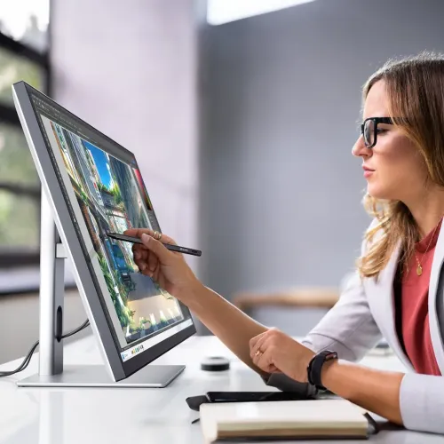 Clarity Max 32-tums pekskärmsmonitor på lutande stativ, tunn ram; används med penna, kabel genom stativet på skrivbord.