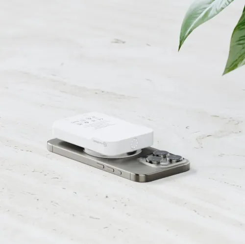 ALOGIC Matrix ULTIMATE 3-in-1 -langaton laturi valkoisena lataamassa älypuhelinta vaalealla pinnalla