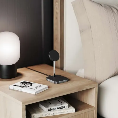 2‑i‑1 trådlös laddningsstation i matt svart med magnetplatta på stång, bas med LED och sidoplacerad port på nattduksbord.