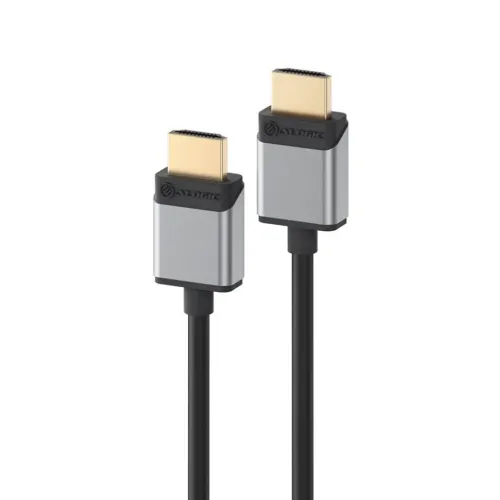 HDMI ir HDMI kabelis su dviem aukso spalvos išorinėmis jungtimis, pilku metaliniu korpusu ir juodu kabeliu, pavaizduotas stambiu planu baltame fone.