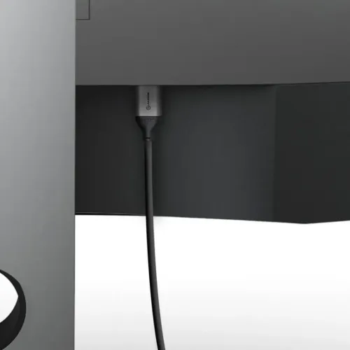 Alogic Ultra HD 8K HDMI-kabel ansluten till en enhet, visad i en studiomiljö för skärm- och medieanvändning