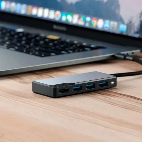 Alogic USB-C Fusion CORE-hubb på ett skrivbord med en bärbar dator, som visar HDMI-, USB-A- och USB-C-portar