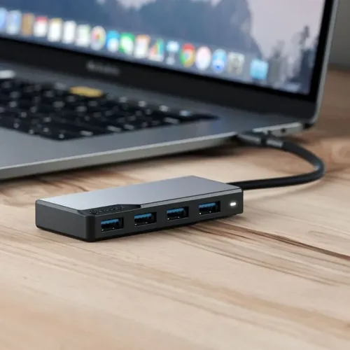 ALOGIC USB-C Fusion SWIFT 4-i-1-hubb med fyra USB-A-portar ansluten till en bärbar dator på ett skrivbord