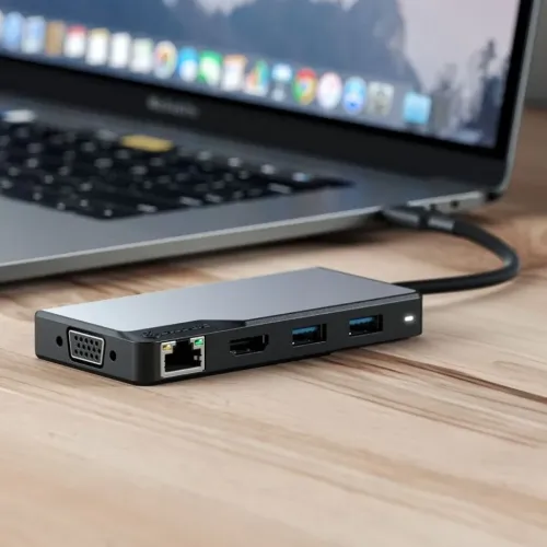 Alogic USB-C-hubb ansluten till en bärbar dator, med HDMI-, VGA-, Ethernet- och USB-A-portar på ett skrivbord.