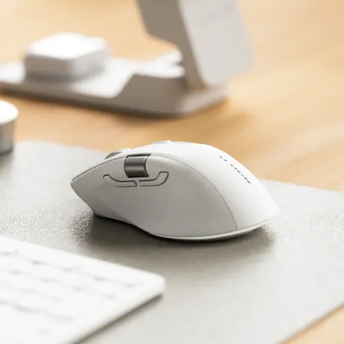 Valge Alogic'i hiir lauaalusel, parema käe kuju, kerimisratas üleval, kaks pöidlanuppu ja küljele paigaldatud ratas, profiilis.