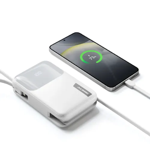 Baltos spalvos "ALOGIC Tandem+ 4-in-1" maitinimo bankas su įmontuotais laidais, šoniniu USB-A lizdu, 100 % ekranu, įkrauna telefoną.