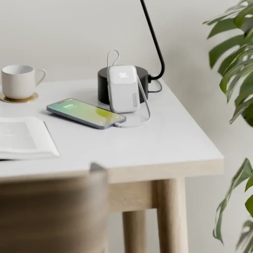 Alogic Tandem+ -varavirtalähde lataa älypuhelinta työpöydällä, akun varaustason näyttö 98 %